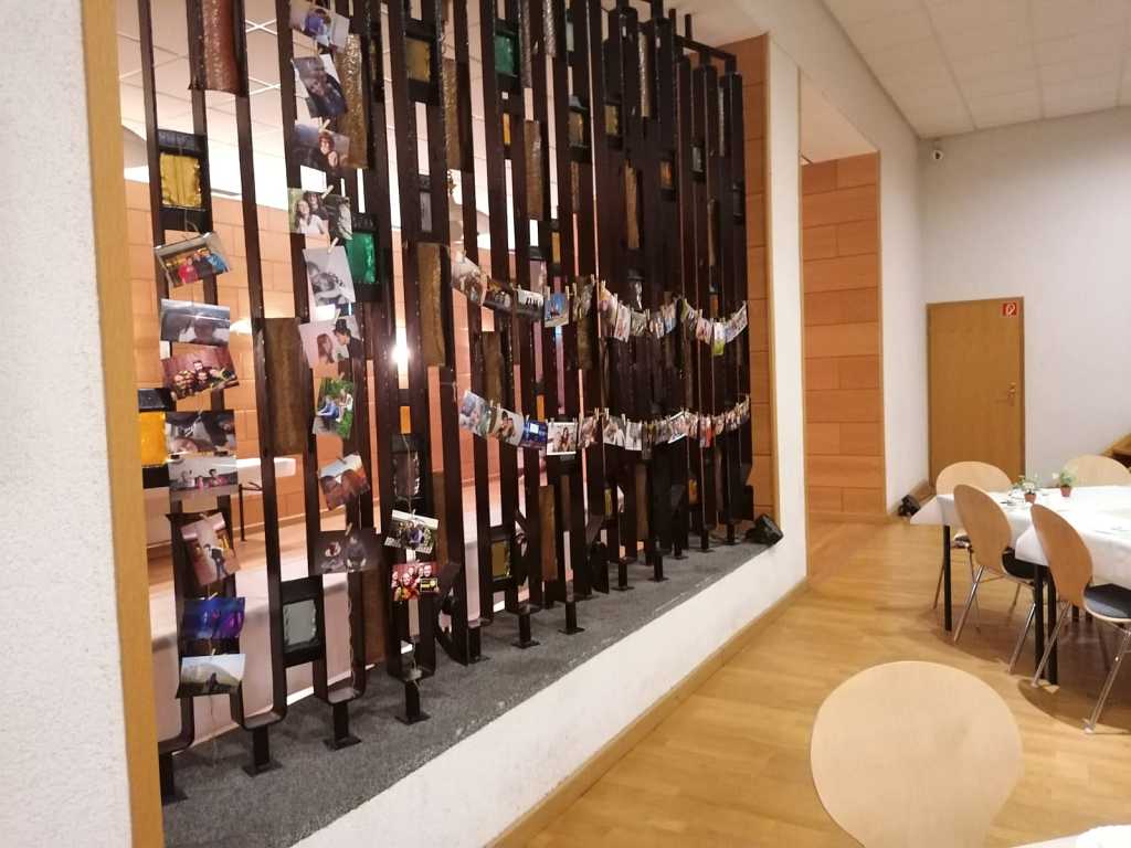 Trennwand zwischen Nebenraum und Saal