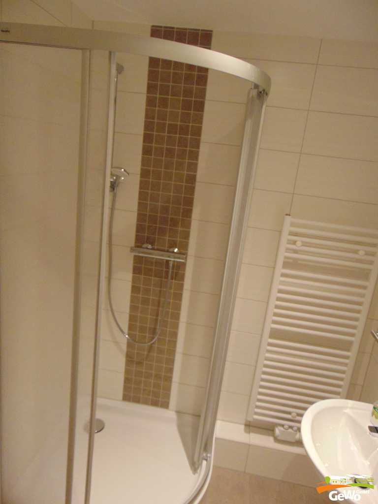 Bad mit Dusche, Waschbecken und WC