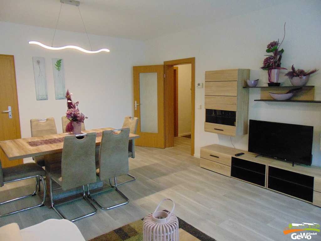 Wohn- und Esszimmer mit Fernseher