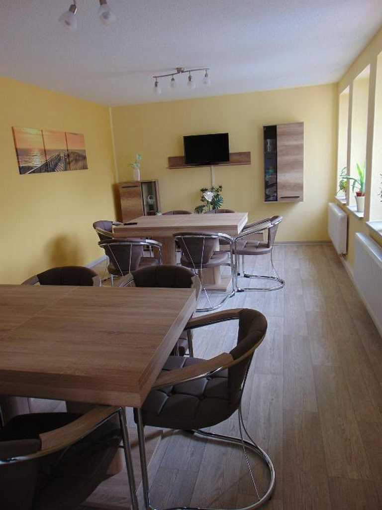 großzügiges Esszimmer mit Küche