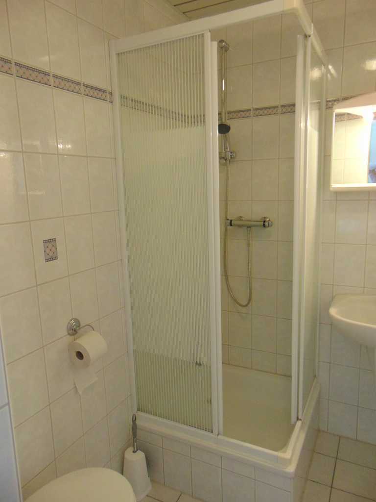 Bad mit Dusche, Waschbecken und WC