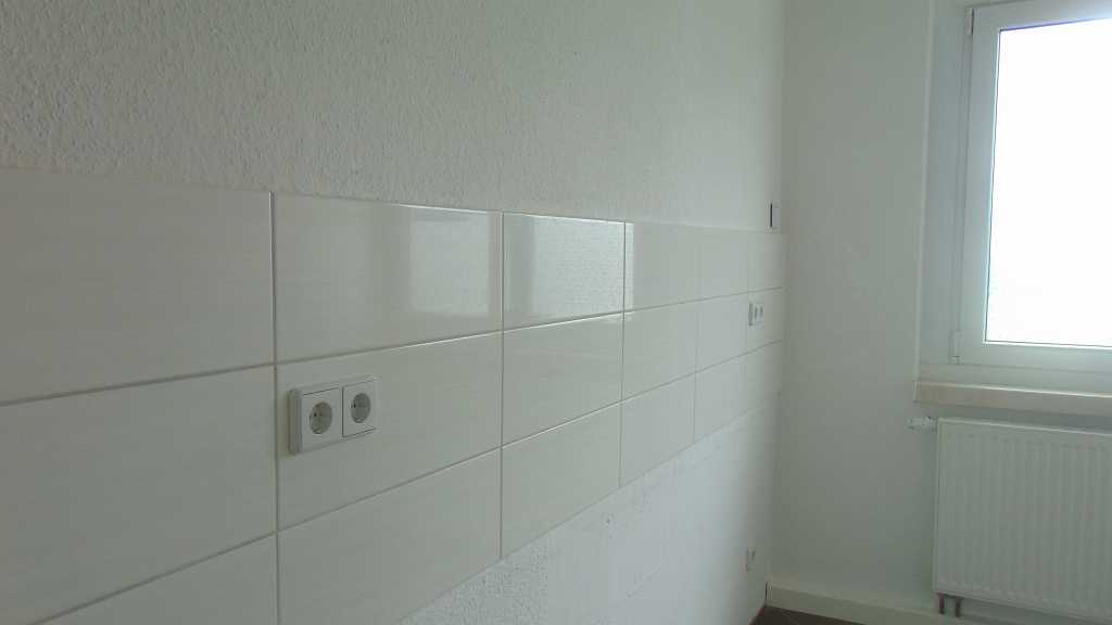 Küche mit gefliester Rückwand